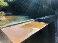 鶴の湯水力発電所の取水口