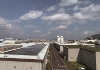 太陽光パネル設置工事中の本社工場