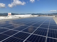 小坂井工場に設置された太陽光パネル