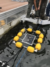 海中太陽光発電システムの実証実験の様子