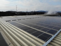 日立Astemoハイキャスト福島工場の屋上に設置した太陽光パネル