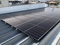 松屋・松のや 新居浜店の屋根上に設置した太陽光パネル