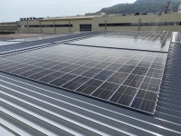 第2工場屋根上の太陽光パネル