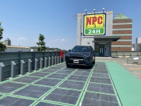 NPC南大沢駅前パーキングに設置した太陽光路面発電パネル「Solar Mobiway」