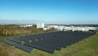 北海道工場で設置工事中の太陽光パネル