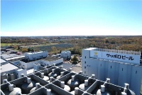 北海道工場で設置工事中の太陽光パネル