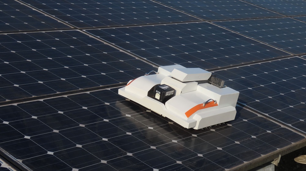 ロボットがパネル清掃、洗浄液の汚水も回収 - ニュース - メガソーラー