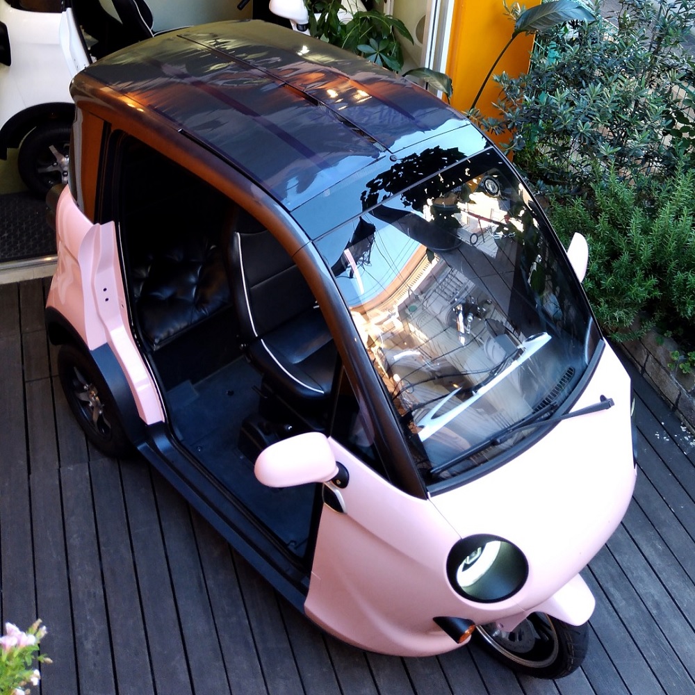 曲がる太陽電池を搭載した電動三輪車