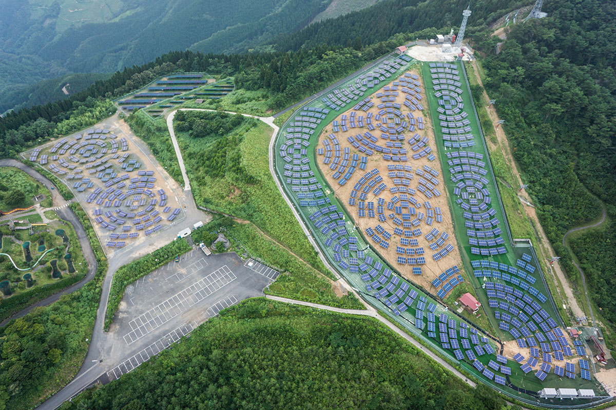 延岡市に咲いた パネルの花 見て楽しい メガソーラー 探訪 メガソーラービジネス 日経bp