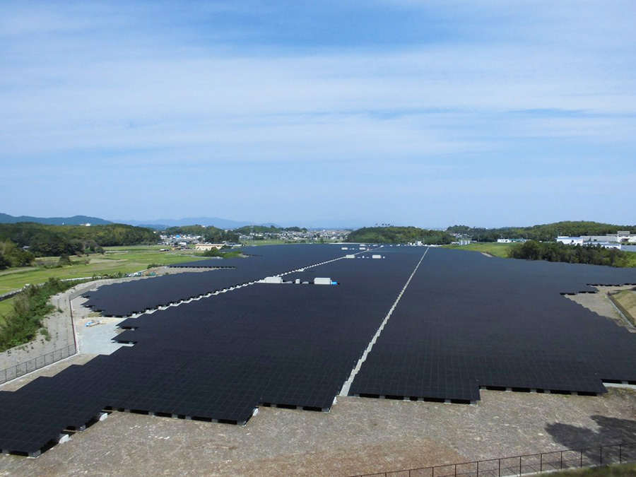 アレイ列間を1mに詰め、発電量を最大化した松阪市のメガソーラー