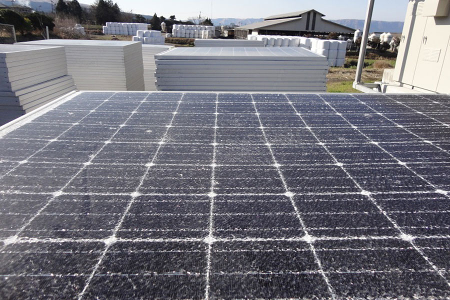 阿蘇山の噴火で太陽光パネル1636枚が破損、交換に1億円負担 - トラブル