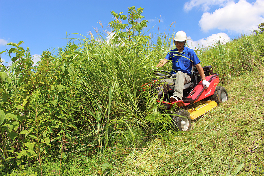 傾斜に強く 人の背より高い雑草も刈り込める4駆の草刈機 特集 メガソーラービジネス 日経bp