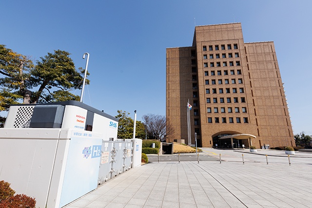 徳島県庁と庁内に設置された水素ステーション