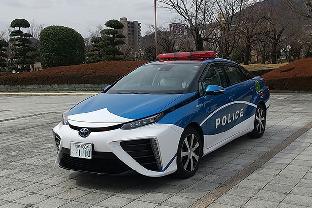 徳島県が日本で初めて導入した燃料電池パトカー。車両はトヨタ自動車「MIRAI」