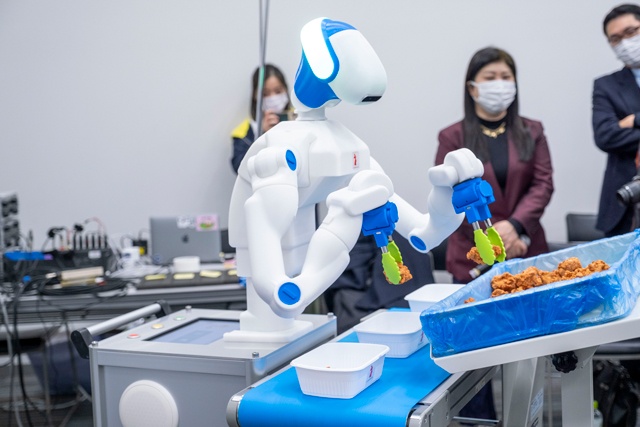 ヒライ、藤本食品、イチビキに導入した人型協働ロボット「Foodly」。唐揚げを把持する様子（写真：小口正貴）