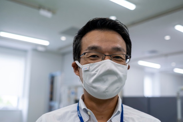 ピエクレックス代表取締役社長の玉倉大次氏。装着しているのが第一弾製品のピエクレックスマスク(写真:小口正貴) ピエクレックス代表取締役社長の玉倉大次氏。装着しているのが第一弾製品のピエクレックスマスク(写真:小口正貴)