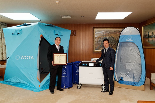 泉大津市から感謝状を受け取る大塚商会 取締役兼専務執行役員 齋藤廣伸氏(左)と南出賢一 市長