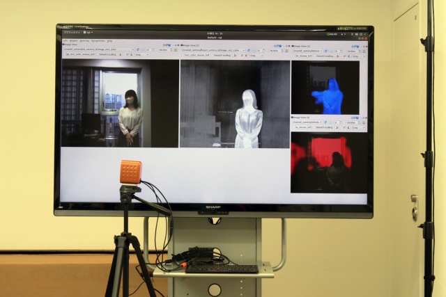 同軸カメラで撮影した画像の例。左から2点は、可視光カメラによる映像（左）と赤外線カメラによる映像。右の写真上下2点は、両カメラから推定される人を青色表示、推定されるガラスを赤色表示したもの（写真：新関雅士）
