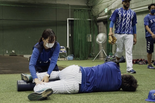 足の位置を整え、胸郭周りのストレッチをするところ(写真:横浜DeNAベイスターズ)