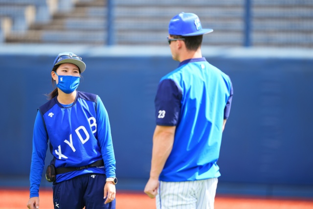選手とのコミュニケーションを大切する林氏(写真:横浜DeNAベイスターズ)