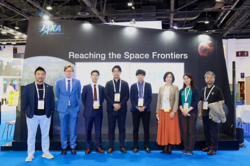 2021年10月末にアラブ首長国連邦のドバイで開催された「第72回国際宇宙会議（IAC2021）」では、JAXAの展示スペースを間借りして Pale Blueも出品。浅川氏（右から4人目）は水エンジンを世界に売り込んだ