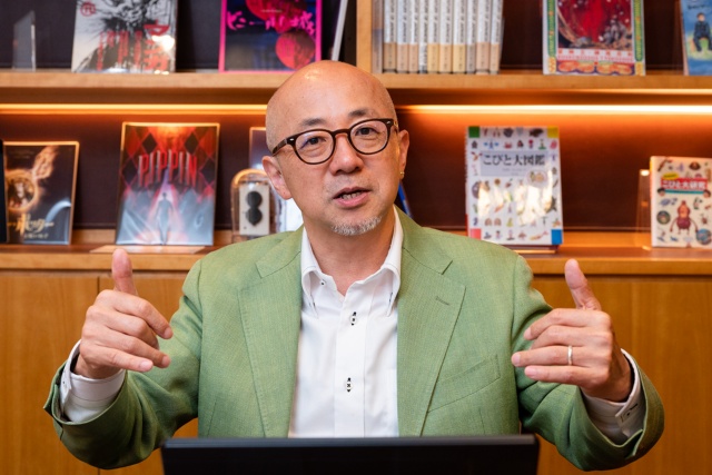 福井 健策(ふくい けんさく)氏。弁護士(日本・ニューヨーク州)/日本大学芸術学部・神戸大学大学院・iUほか 客員教授。1991年 東京大学法学部卒。1993年 弁護士登録(第二東京弁護士会)。米国コロンビア大学法学修士課程修了(セゾン文化財団スカラシップ)、シンガポール国立大学リサーチスカラーなど経て、現在、骨董通り法律事務所 代表パートナー。著書に「改訂版 著作権とは何か」「誰が『知』を独占するのか」(集英社新書)、「エンタテインメントと著作権」全5巻(シリーズ編者、CRIC)、「18歳の著作権入門」(ちくまプリマー新書)、「ロボット・AIと法」(共著・有斐閣)、「エンタテインメント法実務」(編著・弘文堂)ほか。多くのコンテンツ企業・クリエイターの顧問、内閣府知財本部・文化庁ほか委員、デジタルアーカイブ学会・ELN理事、緊急事態舞台芸術ネットワーク常任理事・政策部会長、日本文学振興会評議員などを務める。