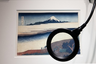 葛飾北斎『冨嶽三十六景』の「武州玉川」(展示用マスターレプリカ)。ループで拡大すると、空摺りという手法で波の輪郭が凹んだ線で表現されているかのように見える