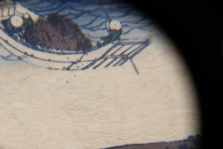 葛飾北斎『冨嶽三十六景』の「武州玉川」（展示用マスターレプリカ）。ループで拡大すると、空摺りという手法で波の輪郭が凹んだ線で表現されているかのように見える