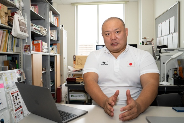 全日本柔道連盟強化委員会強化委員/科学研究部サポート統括として試合映像データの解析を担当した石井孝法氏。了徳寺大学教養部教授を務め、柔道は五段