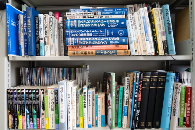 大学の研究室の本棚には、コーチングのほかに名著『失敗と本質』をはじめ歴史や哲学に関する本が並ぶ