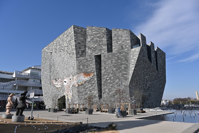 美術館、博物館、図書館が融合した複合文化施設の「角川武蔵野ミュージアム」。中国から運んだ岩石を組み上げた外観が特徴的だ