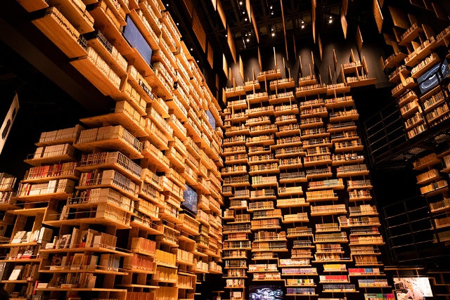 角川武蔵野ミュージアム内にある「本棚劇場」。3万冊の書籍を配架する