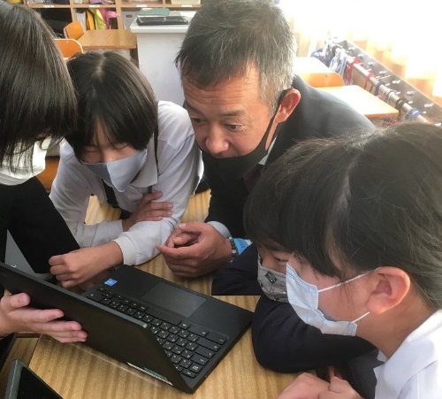 奈良市立都祁小学校ではICTを活用した授業が展開されている