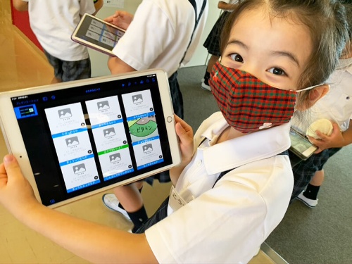 iPadのカメラで撮影した「かたかな言葉」を、iPadのアプリ「Keynote」に貼り付けてビンゴを完成させる「かたかなビンゴ」で児童たちが主体的に学習を進めていく