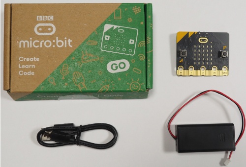 図3 ●「micro:bit go v2スターターキット」は、micro:bit v2本体と単4形乾電池ボックス、USBケーブルがセットになっている