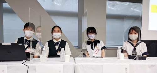 参加した高校生。左の2人は江戸川学園取手中・高等学校の生徒。右の2人は鎌倉女学院中学・高等学校の生徒