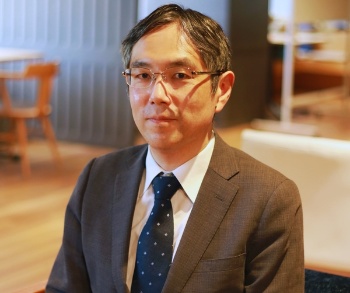 高谷浩樹氏のプロフィル:理化学研究所 経営企画部長、デジタル庁 GIGAスクールアドバイザー。2018年〜2020年に文部科学省 初等中等教育局 情報教育・外国語教育課長を務め、GIGAスクール構想の立ち上げを担当した