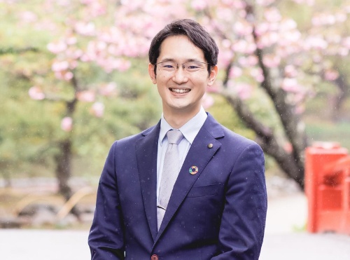 岩岡寛人氏は35歳（当時）という若さで神奈川県鎌倉市の教育長に就任した。もともとは文部科学省の官僚で、任期後は中央省庁での活躍が期待される