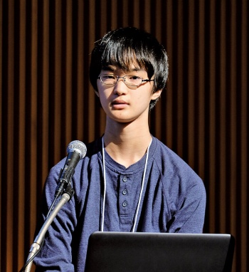 写真1●自作のプログラミング言語「Blawn」を説明する上原直人さん