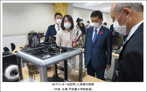 インテルの支援で「STEAM Lab」を開設した戸田市立戸田東小学校には、文部科学大臣の末松信介氏が視察に訪れた