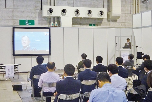 セミナーは、関西教育ICT展の会場で開催。関西学院大学の巳波弘佳教授は、ネット経由で登壇した