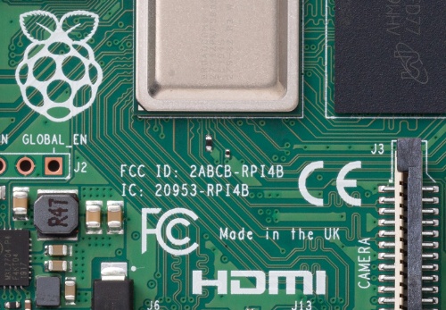 図2 Raspberry Pi 4 Model BのFCC IDと欧州の認証マークである「CE」