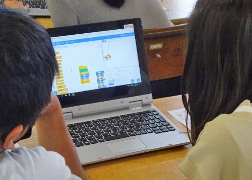 児童は2人1組で学習。プログラミング言語「Scratch」を利用した