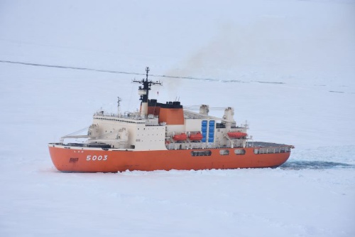 第63次南極地域観測隊が乗船する南極観測船「しらせ」