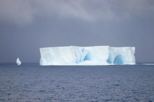 12月2日に出会った氷山。幅は300メートル以上、高さは30メートル以上ある