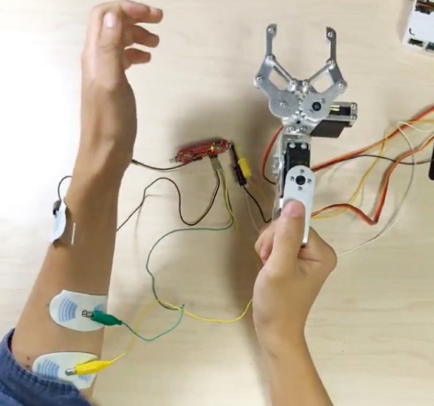 筋電位の変化をディープラーニングで学習、人間の手の動きをまねる低コストの筋電義手
