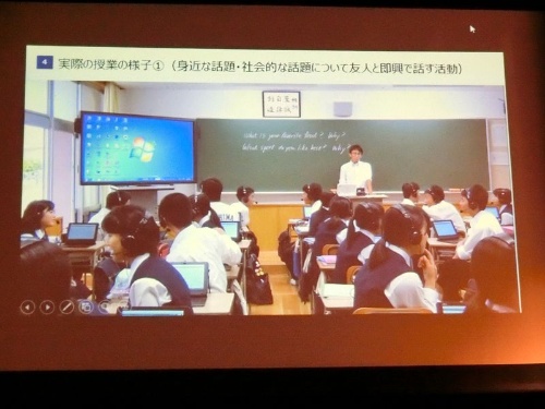 プレゼンテーションでは、生徒たちがヘッドセットを使って英語で会話する様子が動画で紹介された