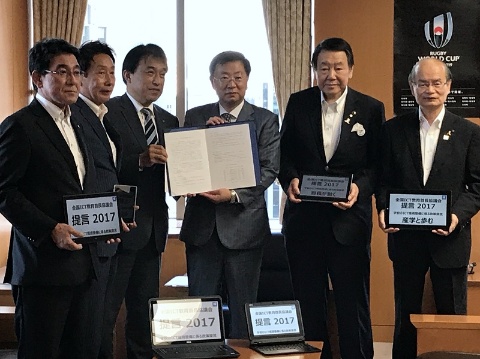 写真●全国ICT教育首長協議会が文部科学大臣に政策提言書を手渡す。写真左から、内山慶治熊本県球磨郡山江村長、細江茂光岐阜県岐阜市長、同協議会会長の横尾俊彦佐賀県多久市長、松野博一文部科学大臣、西川太一郎東京都荒川区長、橋川渉滋賀県草津市長