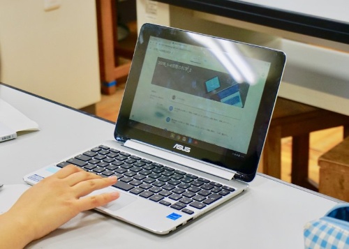 埼玉県教育委員会は2年間の検証事業を経て、Chromebookを選択した。川越南高等学校で使用しているのは「Chromebook Flip C100PA」（ASUS JAPAN）