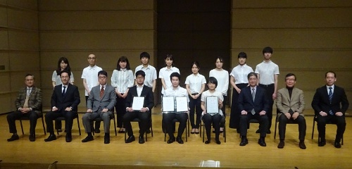 コンクールの審査委員と参加者、平野氏で記念撮影。2位は該当者なしで、3位は浜村さんと武蔵野音楽大学音楽学部卒業の戸田大貴さん